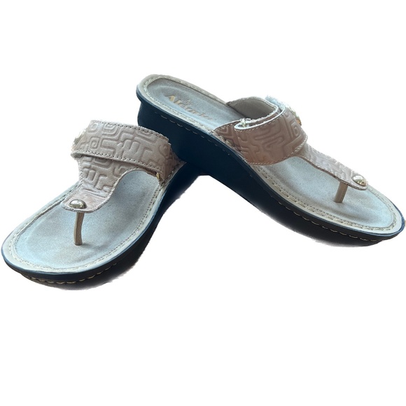 ALEGRIA Carina Sandals Tan Gold Casual Thong Flip Flop Size 39 Hieroglphics - Picture 6 of 10